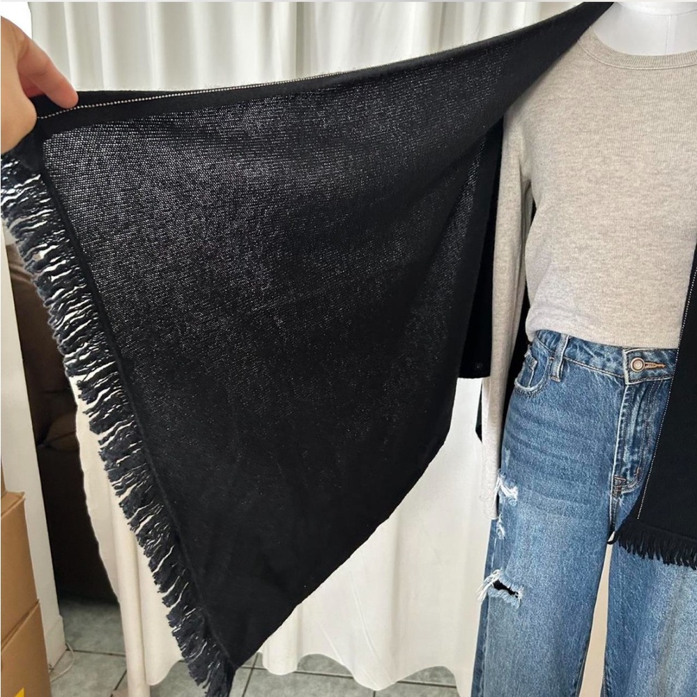Black Neiman Marcus cashmere fringe cape one size. - Picture 8 of 8